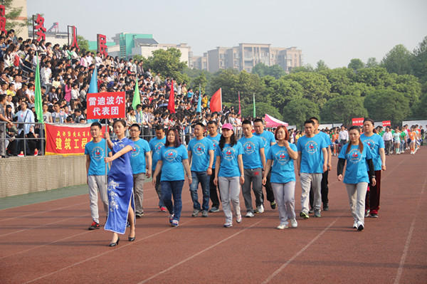 富董事长周稷松致辞海高财富,雷迪波尔均为我校战略合作单位,近年来